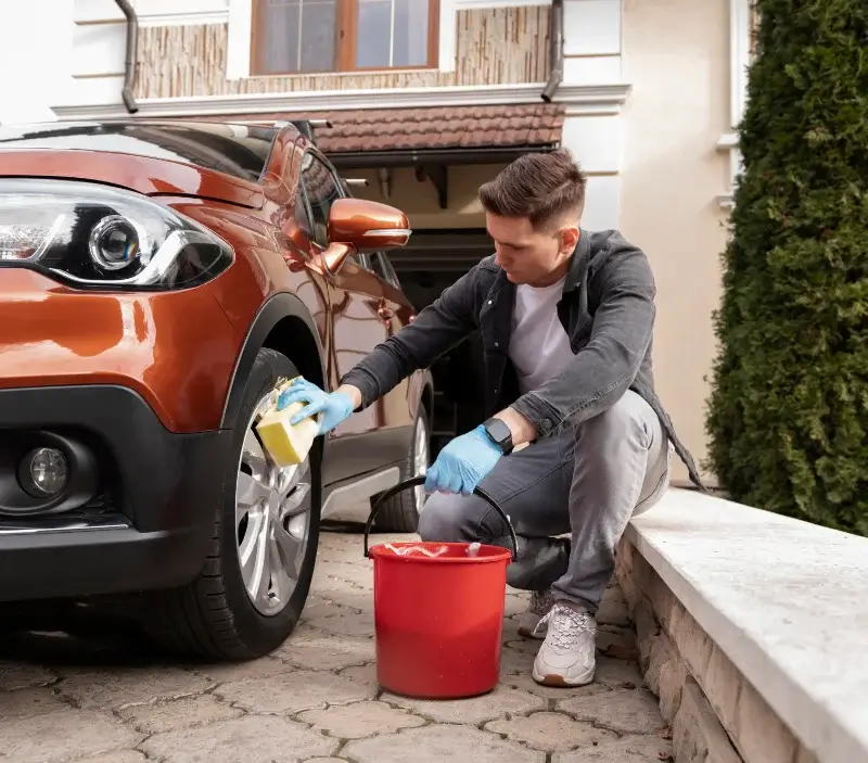 Lavage auto à domicile Valleroy-aux-Saules : professionnel intervenant sur un véhicule